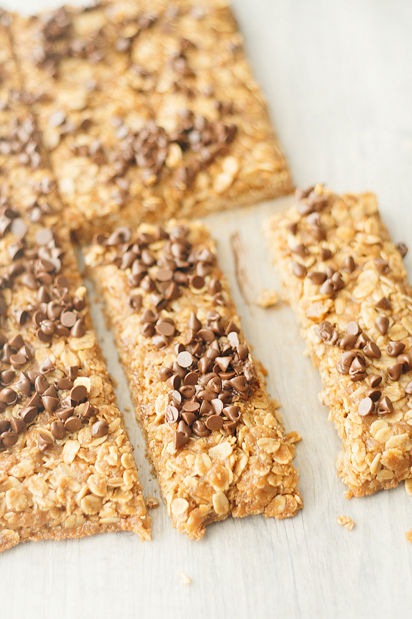 chewy peanut butter chocolate chip granola bars