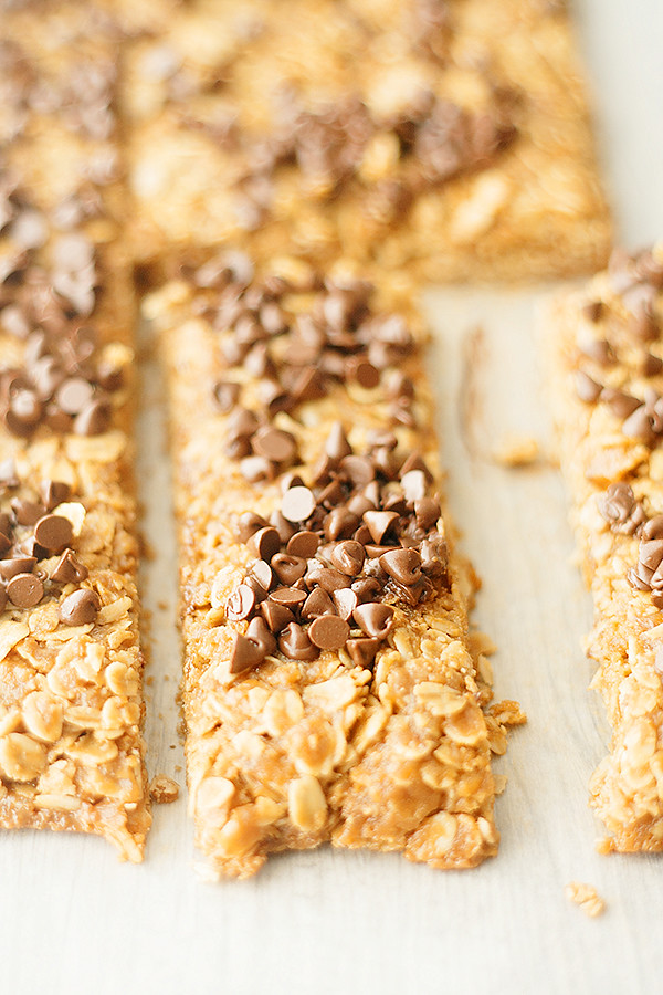 chewy peanut butter chocolate chip granola bars