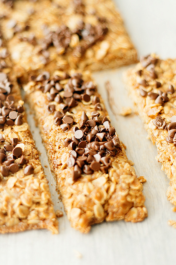 chewy peanut butter chocolate chip granola bars