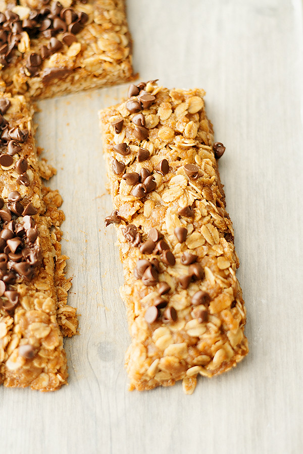 chewy peanut butter chocolate chip granola bars