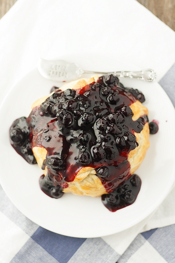 baked brie with spicy blueberry sauce