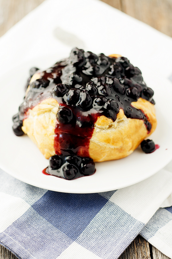 baked brie with spicy blueberry sauce
