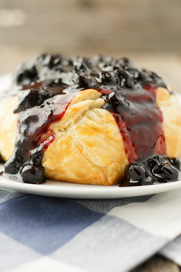 baked brie with spicy blueberry sauce