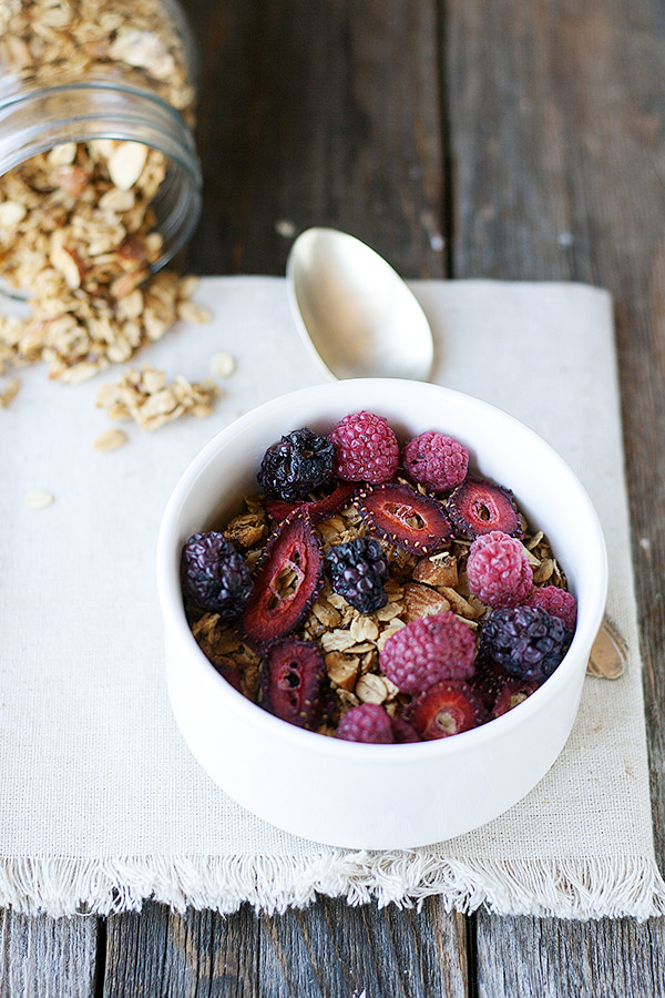 granola with mixed berries | playspinboss.gb.net #granola