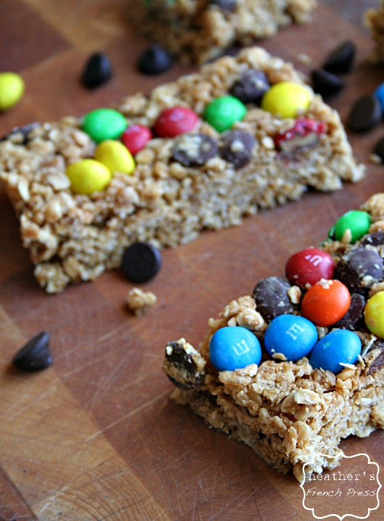 {no bake} monster cookie granola bars
