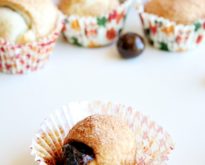 Chocolae and sea salt butterscotch caramel stuffed mini monkey bread muffins - heathersfrenchpress.com #Pillsbury #muffins