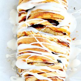 Cinnamon Roll pull-Apart bread with Pumpkin Butter - heathersfrenchpress.com #bread #cinnamonrolls