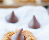 flourless peanut butter kiss cookies