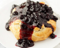 baked brie with blueberies
