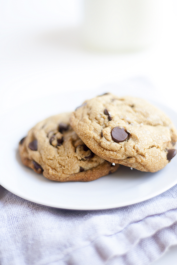 brown butter dark chocolate chip cookies with sea salt