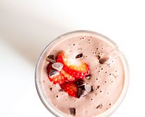 chocolate covered strawberry overnight oatmeal smoothie