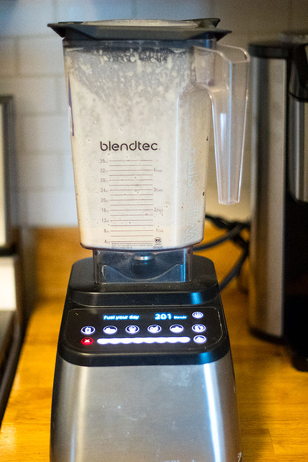 blending the banana and egg whites for 0 point pancakes