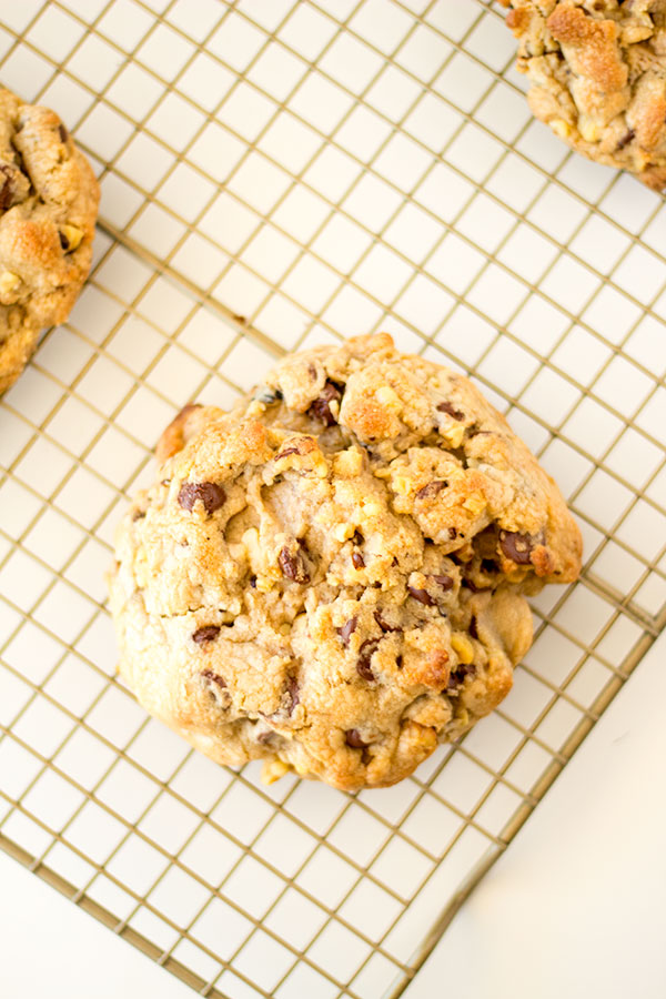 levain bakery chocolate chip cookies