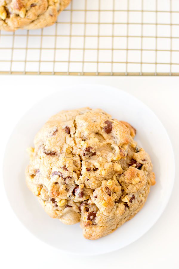 levain bakery chocolate chip cookies