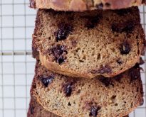 greek yogurt and coconut oil make this loaf incredibly moist. easy to make and ready for the oven in less than 15 minutes, this healthy chocolate chip banana bread is simply the BEST!!
