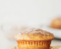 better than having cookies for breakfast! these cardamomm snickerdoodle muffins are the perfect fall breakfast
