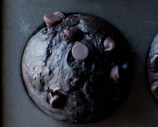 get your gang out of bed in a hurry with these brownie batter muffins