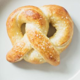 easy homemade soft pretzels | playspinboss.gb.net #pretzel #snacks