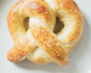 easy homemade soft pretzels | playspinboss.gb.net #pretzel #snacks